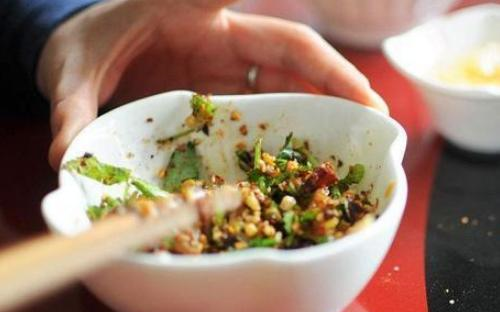 吃火锅时,调这几种蘸料的都是聪明人,老板一看就知是行家!休闲区蓝鸢梦想 - Www.slyday.coM 吃火锅时,调这几种蘸料的都是聪明人,老板一看就知是行家!休闲区蓝鸢梦想 - Www.slyday.coM