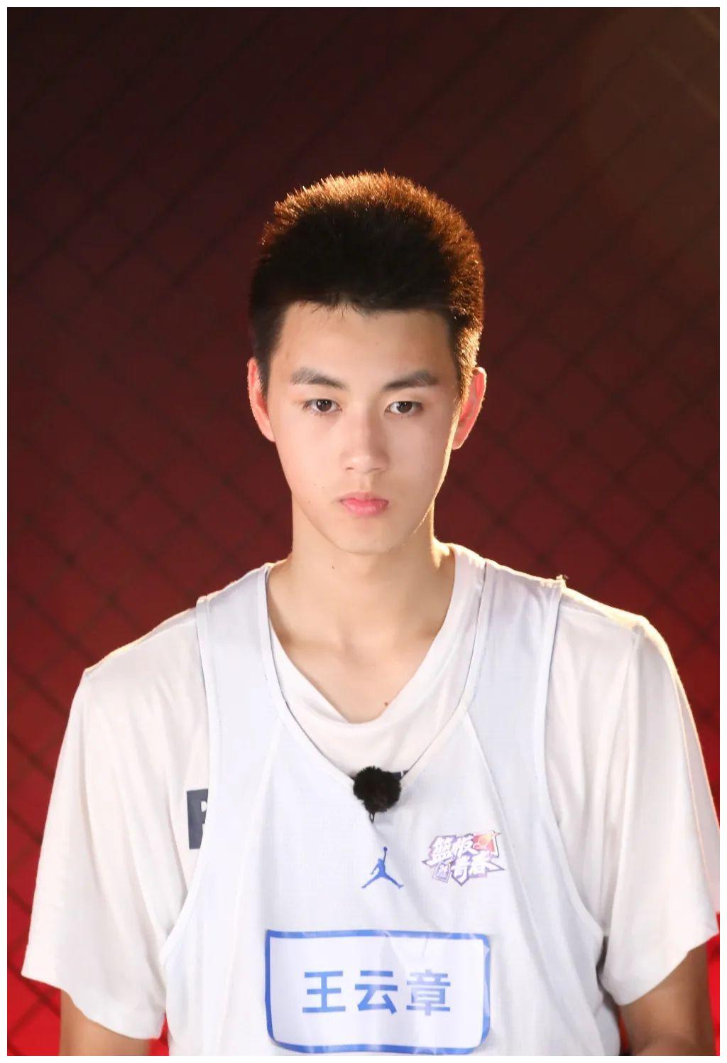 00年1米98大长腿篮球校草你们喜欢这样的肌肉小哥么小编爱了