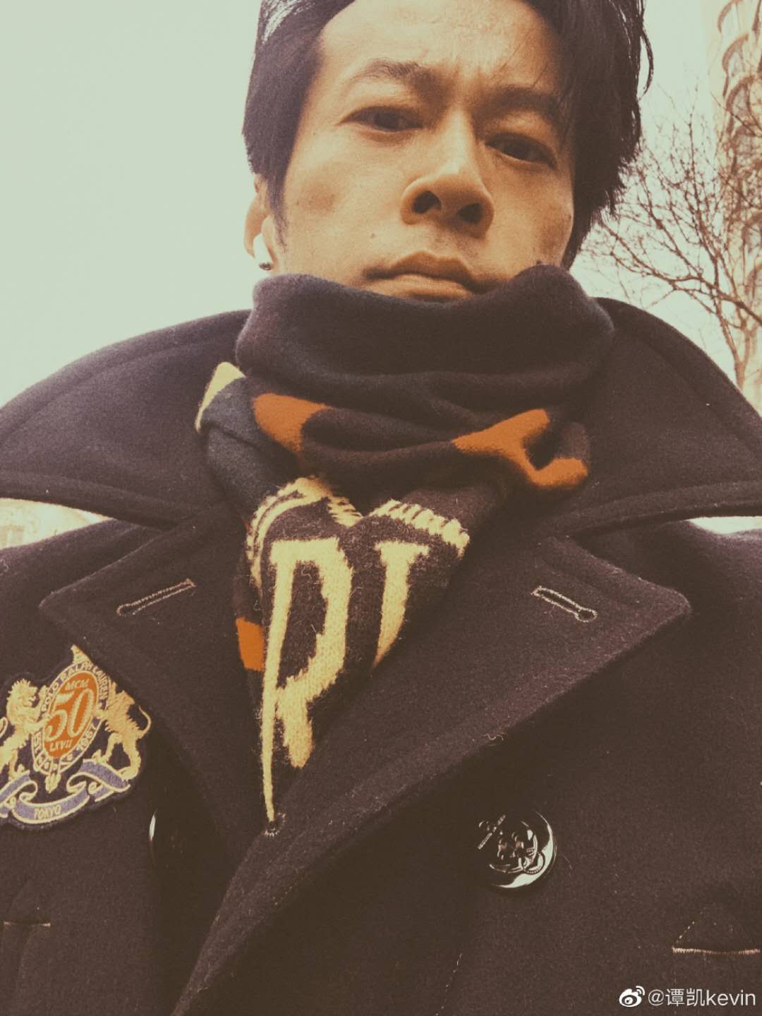 谭凯晒戴口罩照片祝愿早日春暖花开