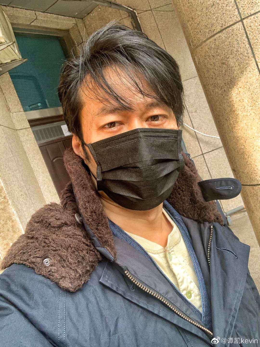 谭凯晒戴口罩照片祝愿早日春暖花开