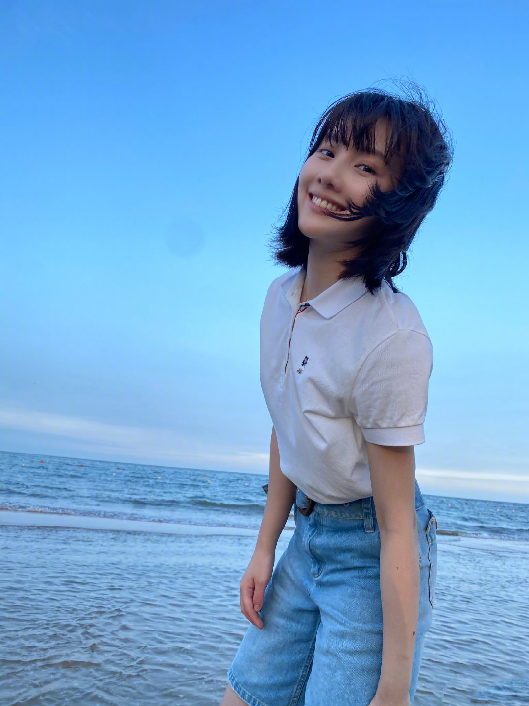 王鹤润身穿白色polo衫搭配牛仔裤,在海边释放元气活力青春洋溢_高清