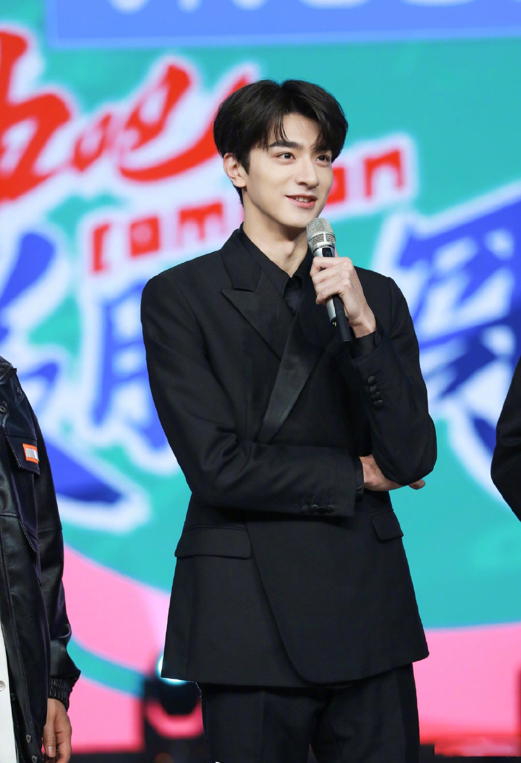 林一身着黑色正装现身快乐大本营潇洒俊朗的姿态带来无限魅力