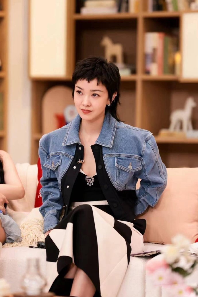 郭采洁认真装扮，拼接牛仔外套搭半裙，简约穿搭尽显别样气质