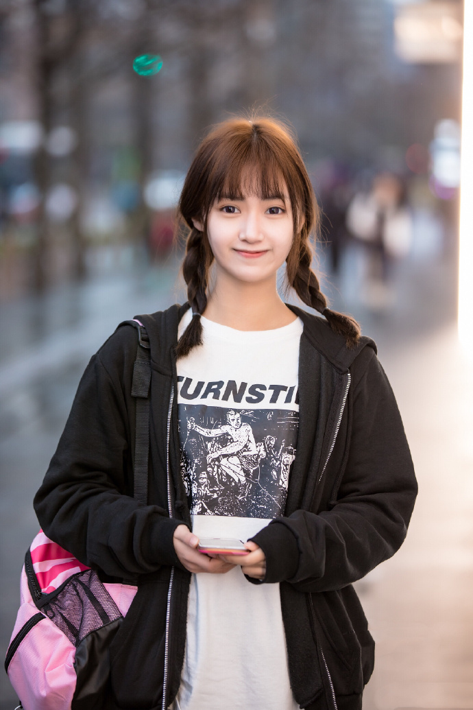街头的双马尾女生,有点可爱呀._高清图集_新浪网
