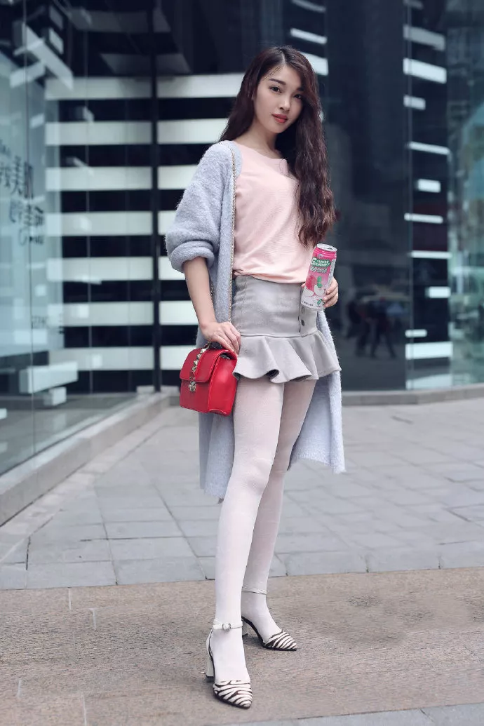 街拍时尚高跟鞋魅力穿搭让女性充满十足韵味