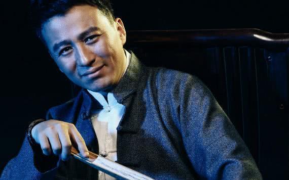 他是满清贵族蒙八旗正黄旗后裔,曾因为摔断胸骨而暂退娱乐圈