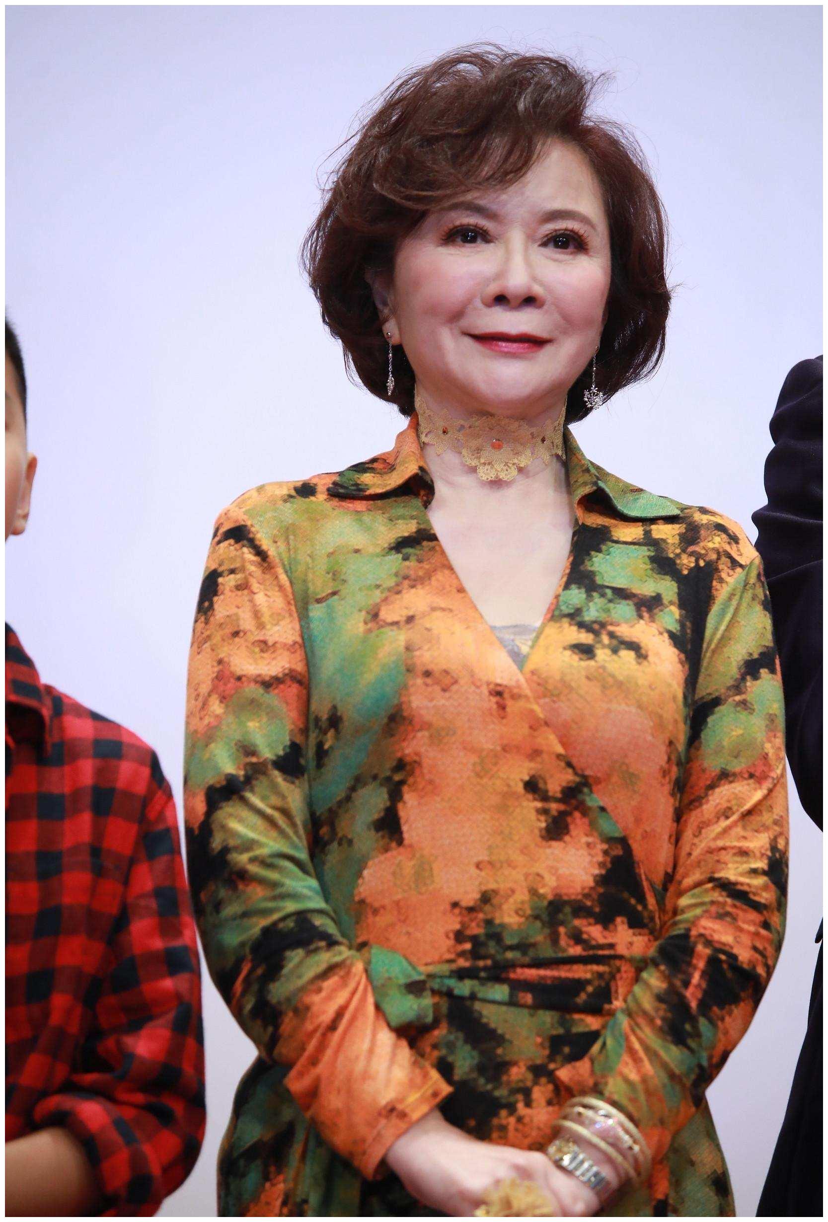 59岁关之琳近照曝光气质优雅撞脸蔡明