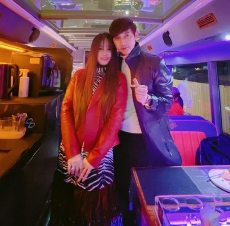 58岁包伟铭近况曝光,把二婚老婆当女儿宠,结婚7年恩爱如初__财经头条