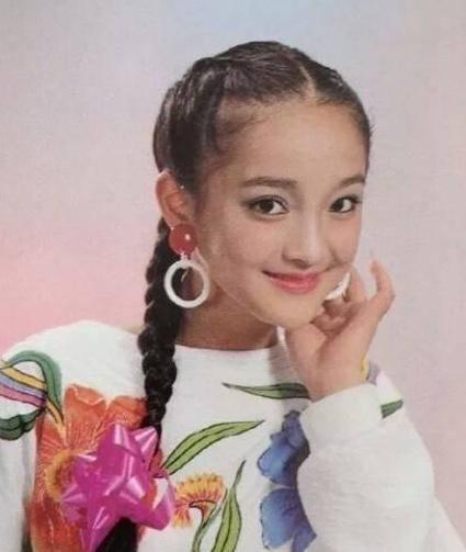 周迅从小就是美人胚子,天然精致瓜子脸饱满额头,美得就像精灵