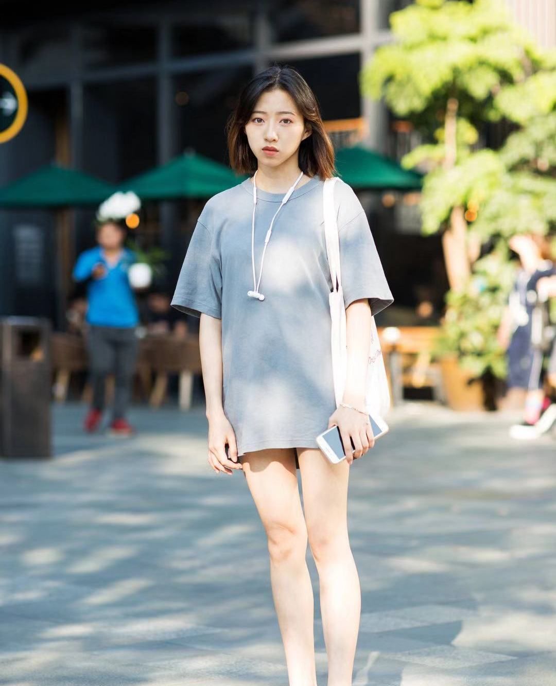 街拍:小姐姐灰色宽松短袖搭配白色帆布鞋,短发青春甜美