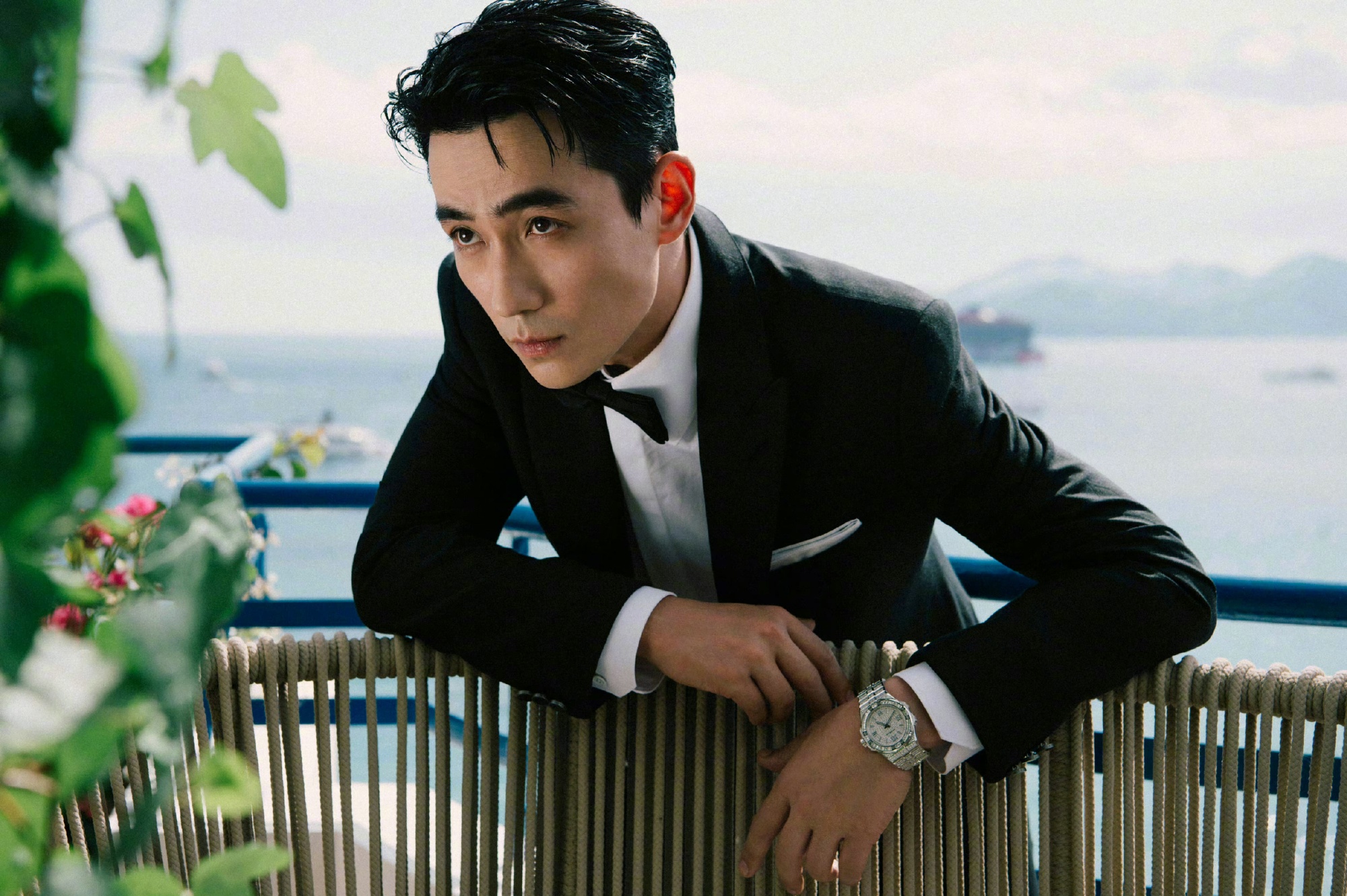 朱一龙身穿经典黑白西装亮相戛纳电影节开幕式