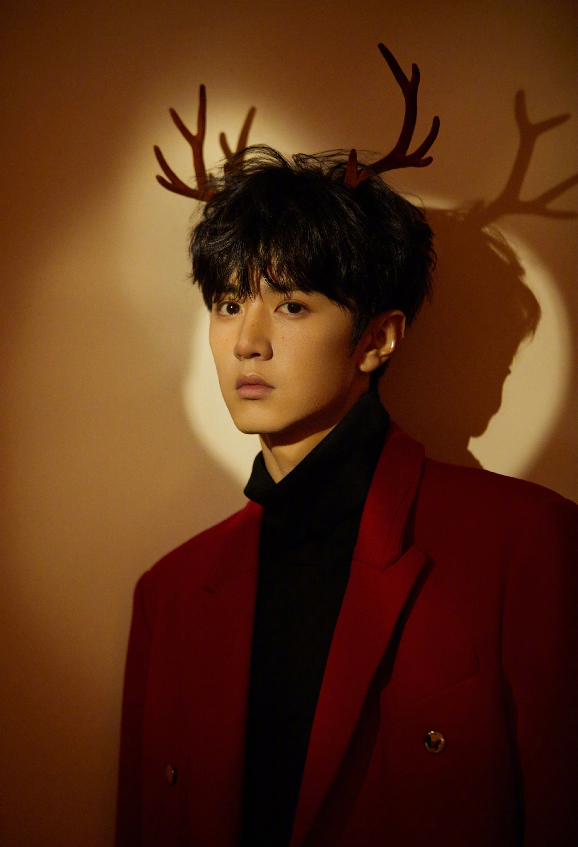 一起回顾陈哲远圣诞节写真小鹿造型可爱帅气复古红色西装