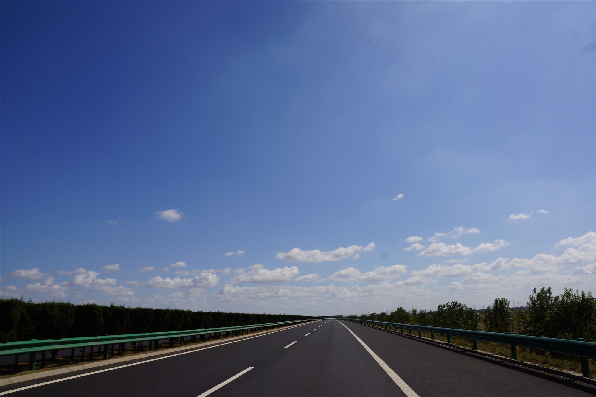 广东备受期待的一条高速公路,采用双向6车道,计划2021年底建成