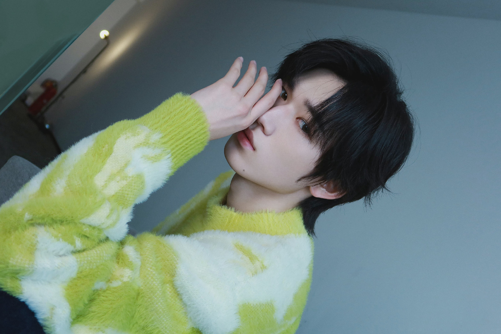 宋亚轩居家写真公开,身穿绿色花纹毛衣,温柔又可爱__财经头条