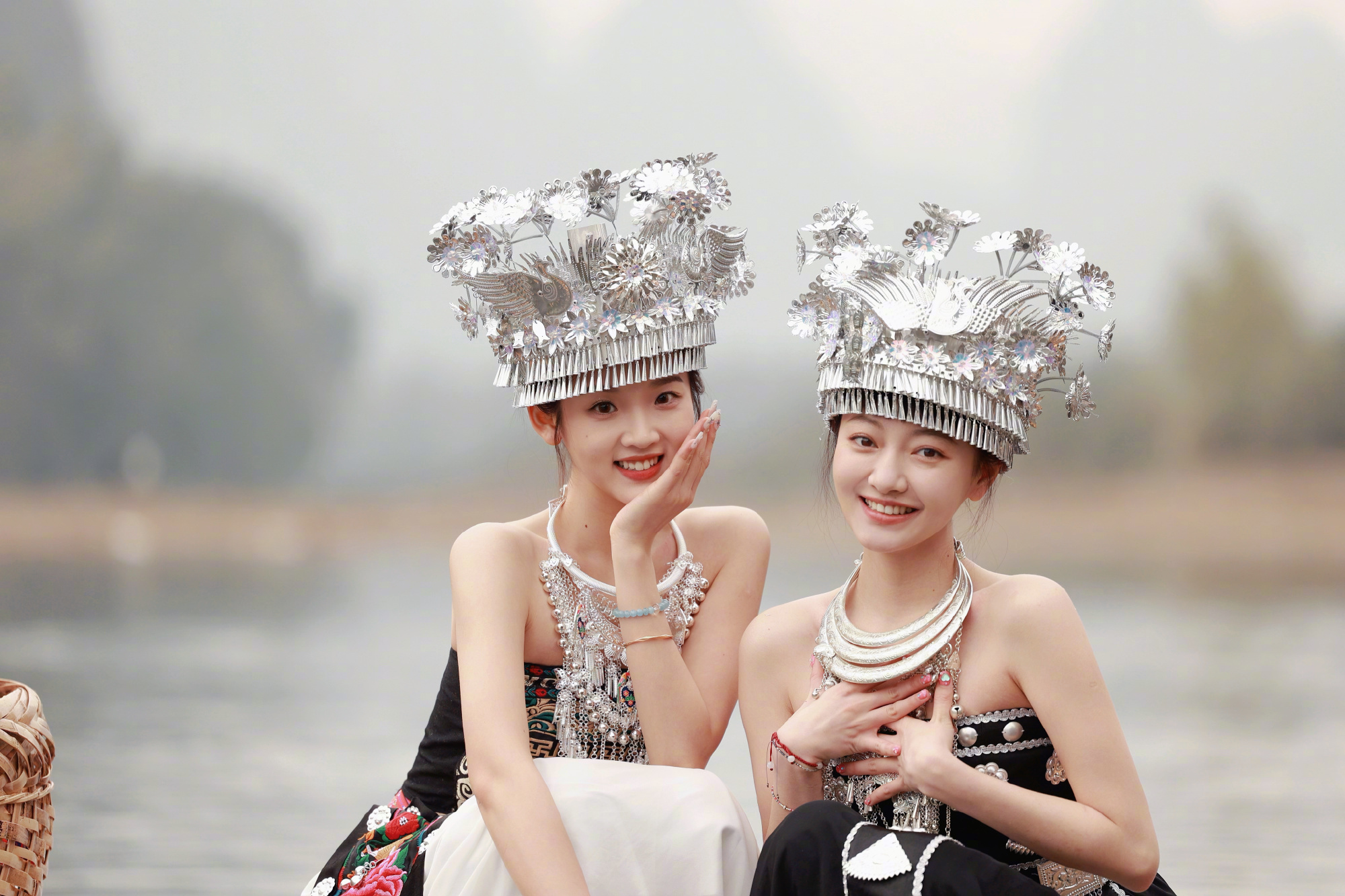 张淼怡苗族女孩写真照!解锁全新风格,可可爱爱的少女__财经头条