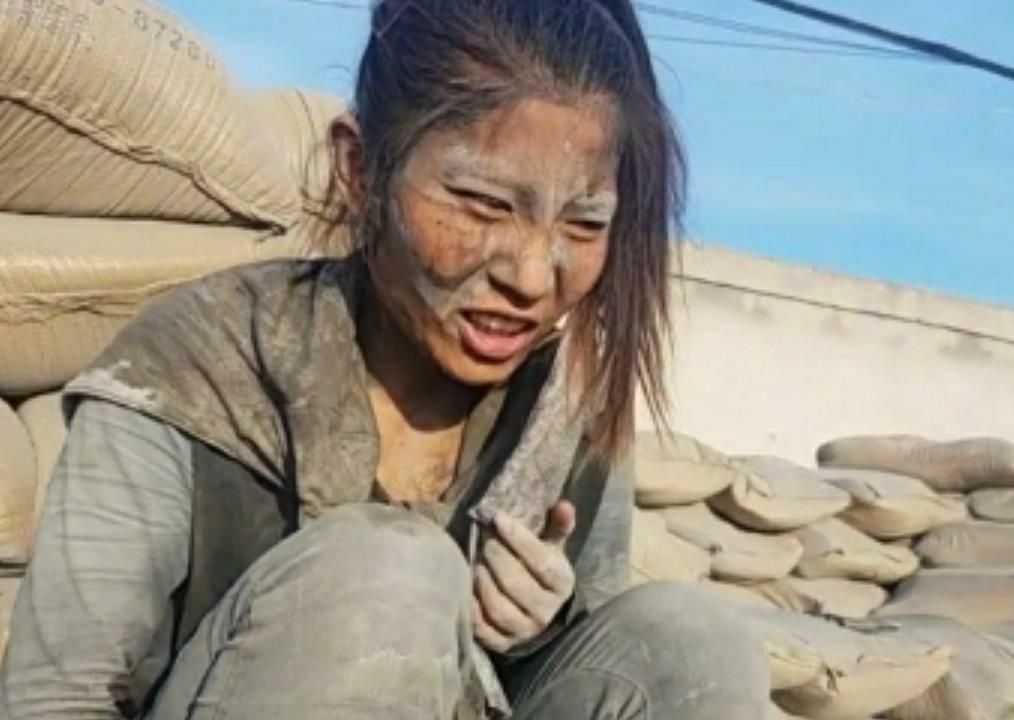 3年前靠卖惨骗钱被揭穿后遭老公抛弃的水泥妹如今怎样了