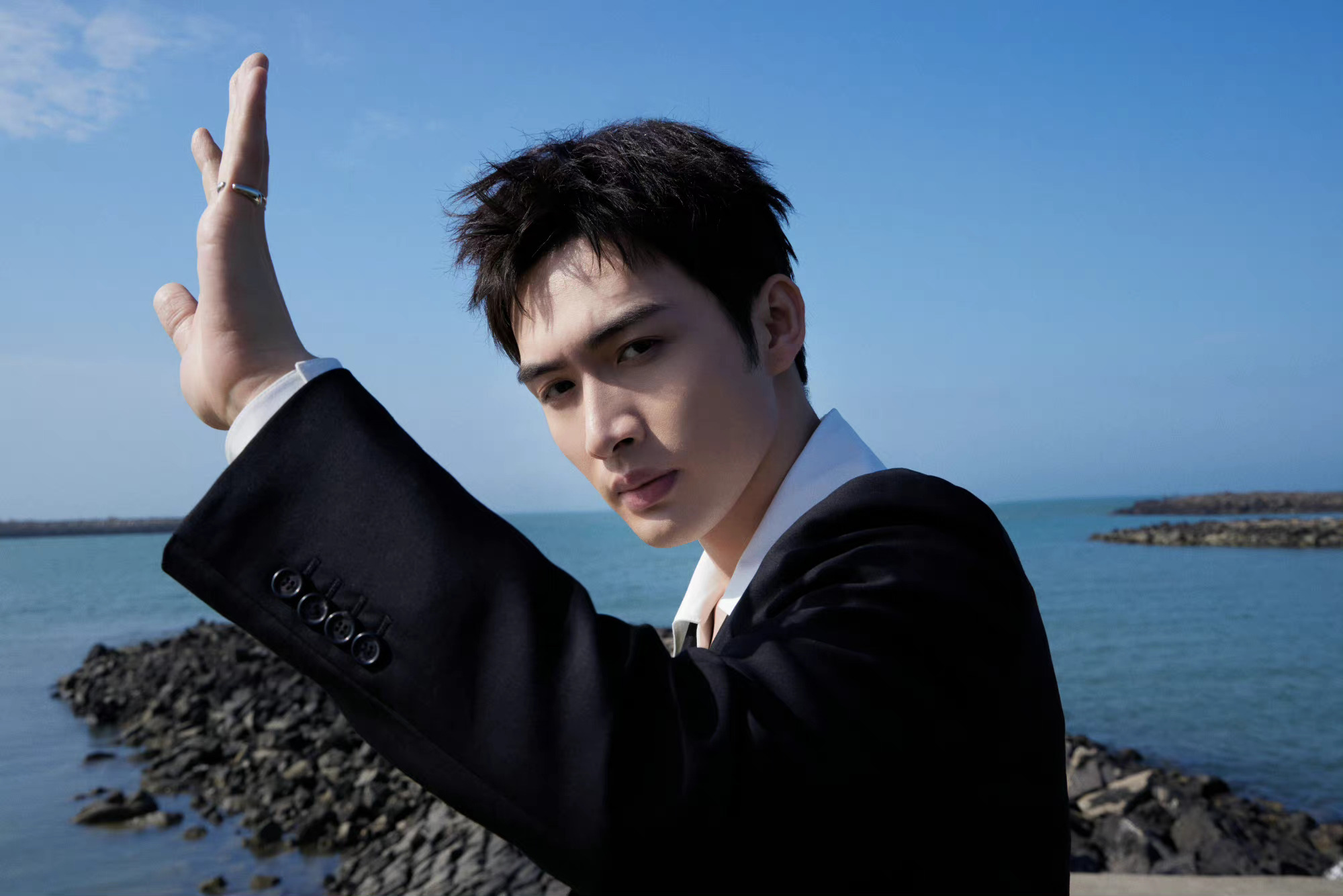 黑色廓形西服,白色v领衬衣,彬彬有礼儒雅绅士_高清图集_新浪网