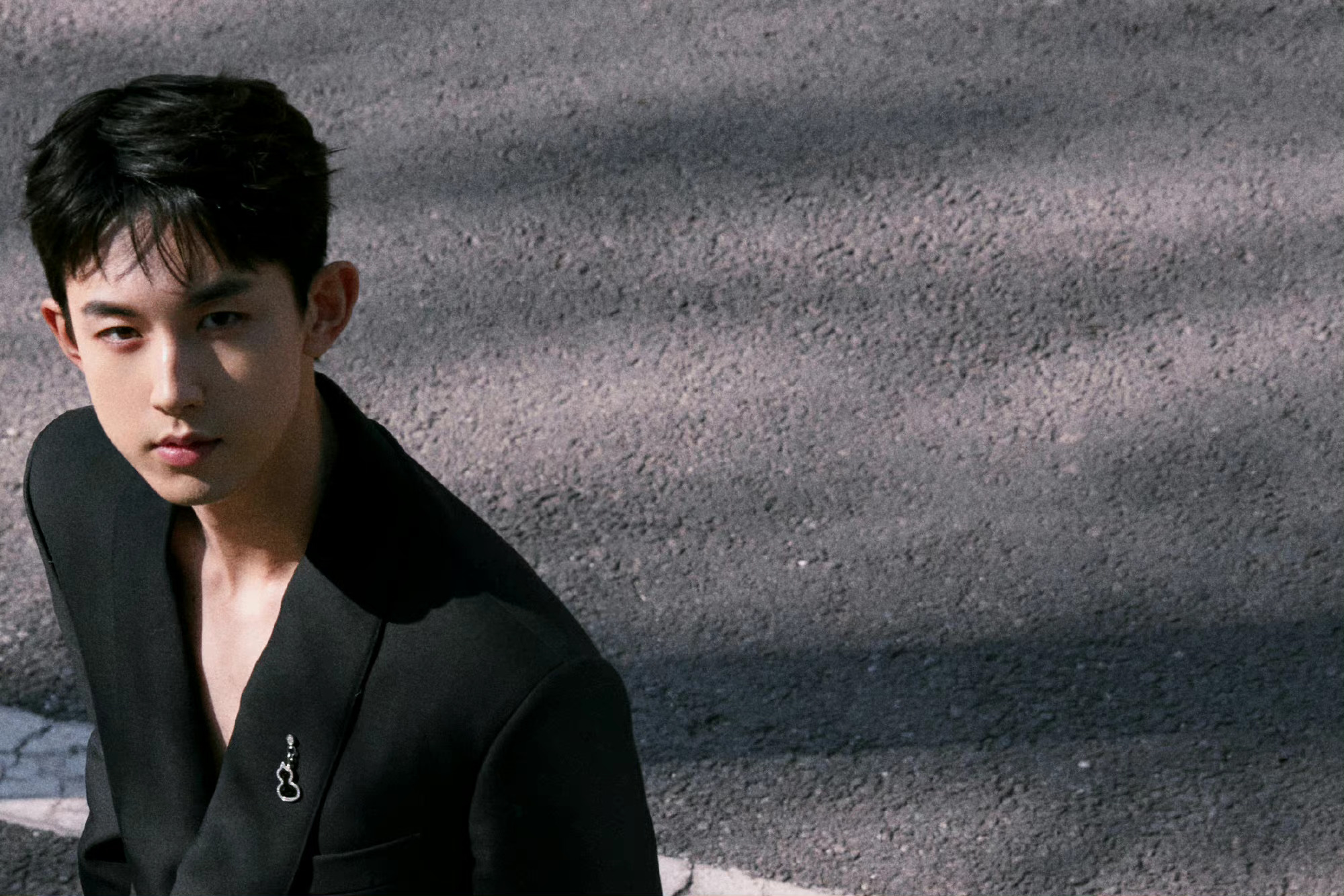 郭俊辰最新西装写真大片黑色深v西装高级又性感