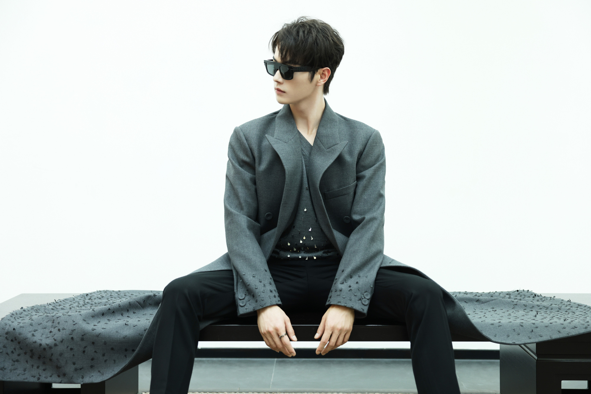 许凯活动造型!身穿长款风衣亮相,高个长腿宽肩的优势出来了