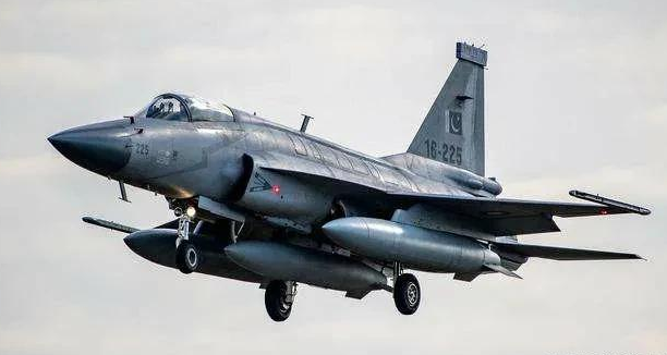 战斗机空中抛掉的副油箱，捡到后能归自己么？休闲区蓝鸢梦想 - Www.slyday.coM