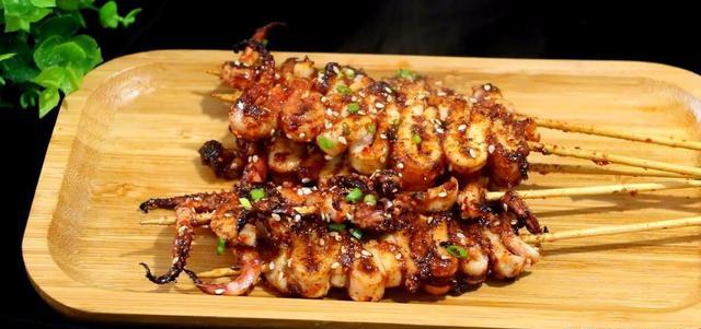 只需一个平底锅,就能做出好吃的烤鱿鱼串,香辣入味很多人都爱吃烧烤