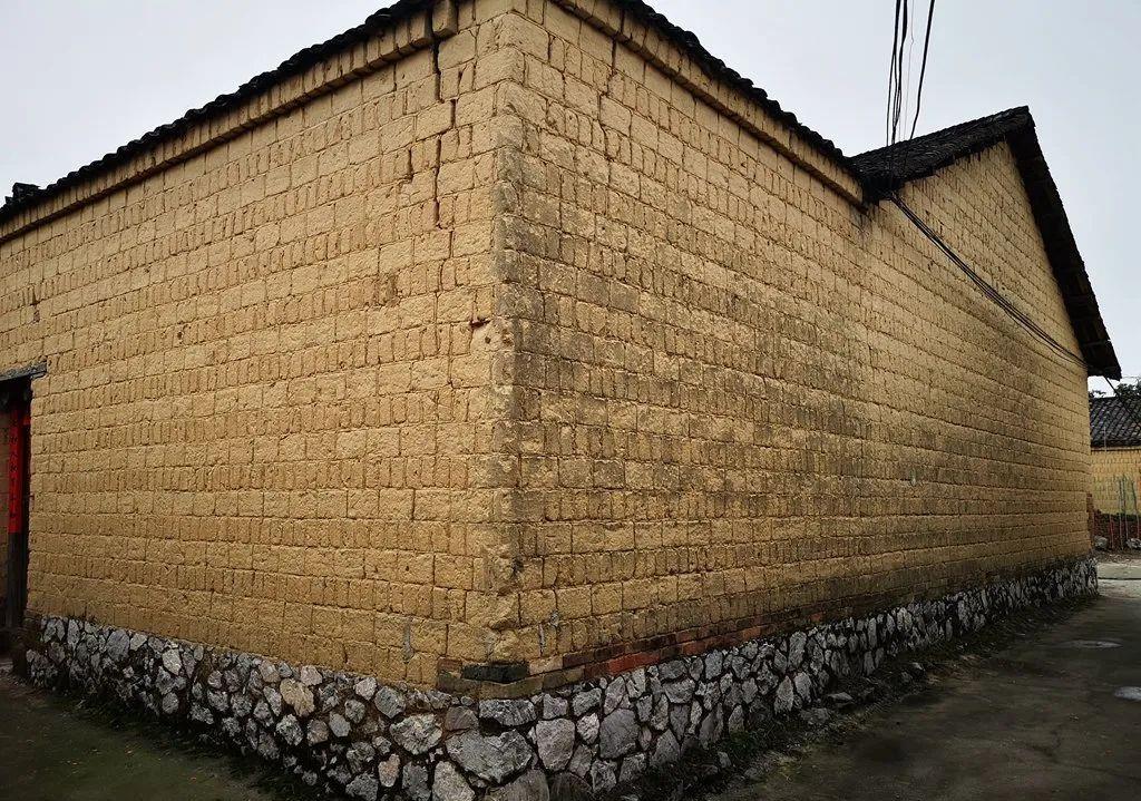 以前,农村建土砖房时,几天功夫就能将主体建好.