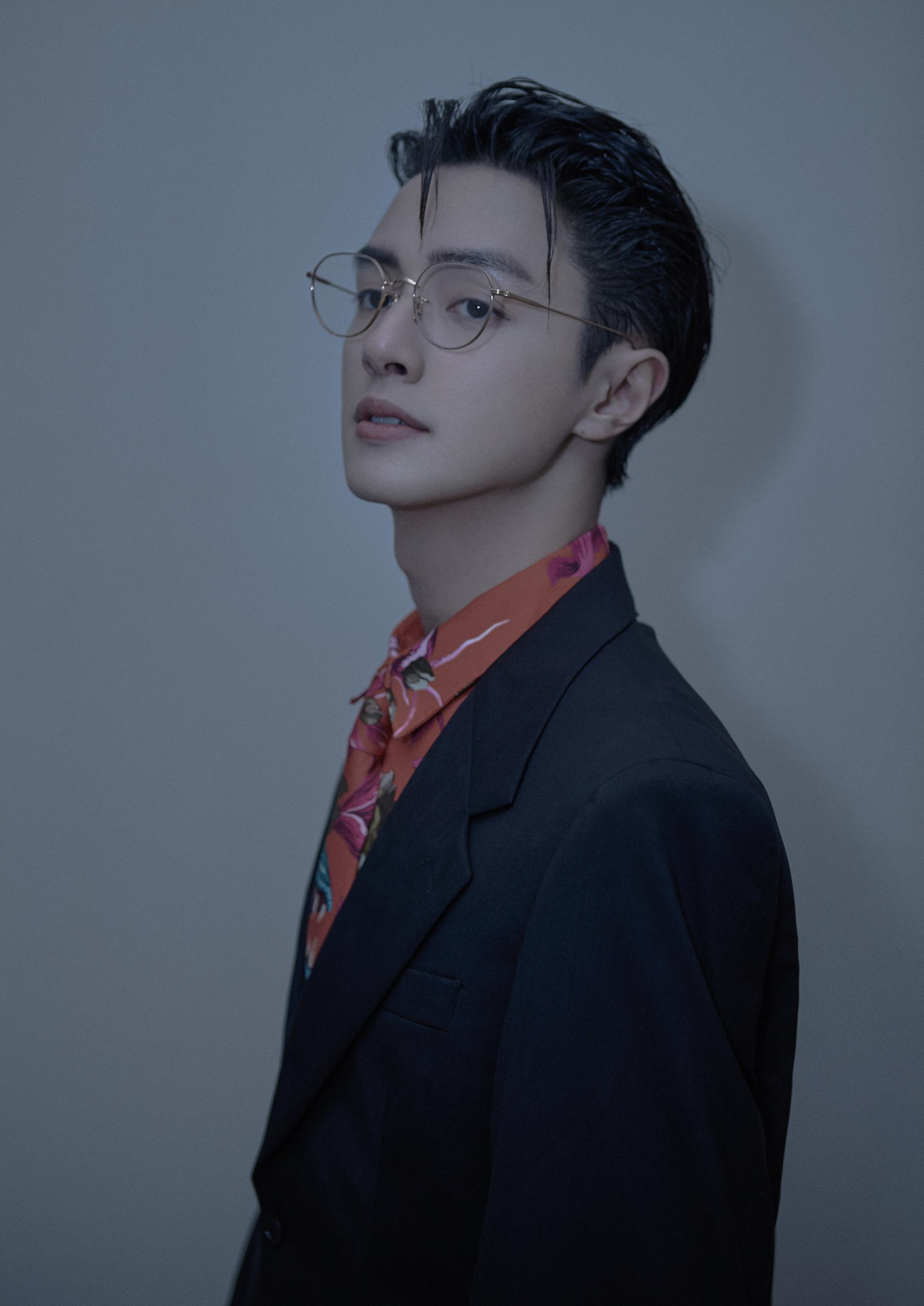 官鸿黑色西装温润雅致彰显少年独特气质|官鸿|少年|时尚写真_新浪新闻