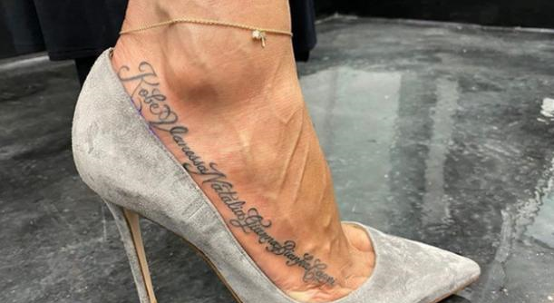 瓦妮莎晒单人照颜值依然在线脚上的纹身抢镜包含科比的名字