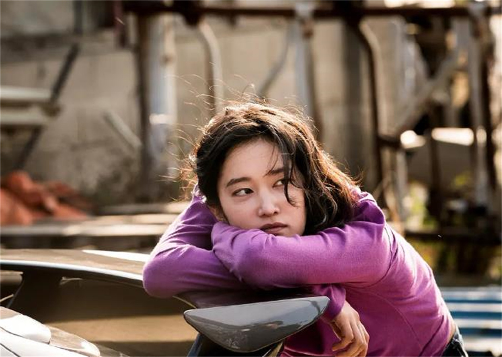 全钟瑞的第一部作品就是大导演李沧东执导的悬疑片《燃烧》,她在片中