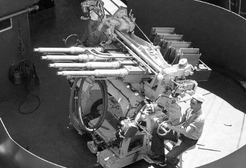 防空火力还是mk12型双127炮,其次级火力一开始是28毫米四联装防空炮