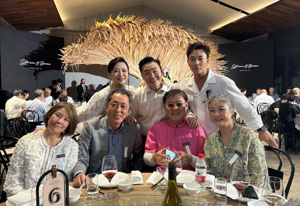 演员郝劭文大婚,新娘被指穿得不喜庆,与女儿穿同款裙子惹争议|释小龙|林宁瑞|李立群|奶爸|衣服_新浪新闻