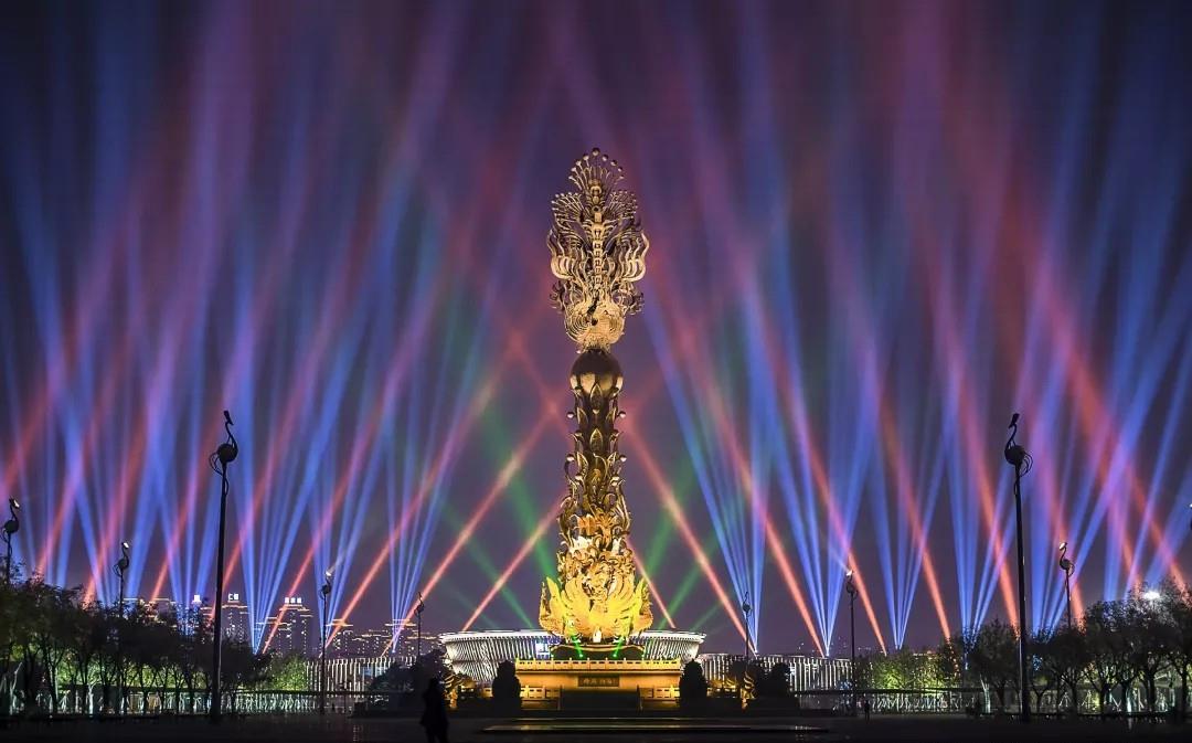 采用灯光来为景区布景是不少夜游项目的必选项,而夜游亮化可以根据