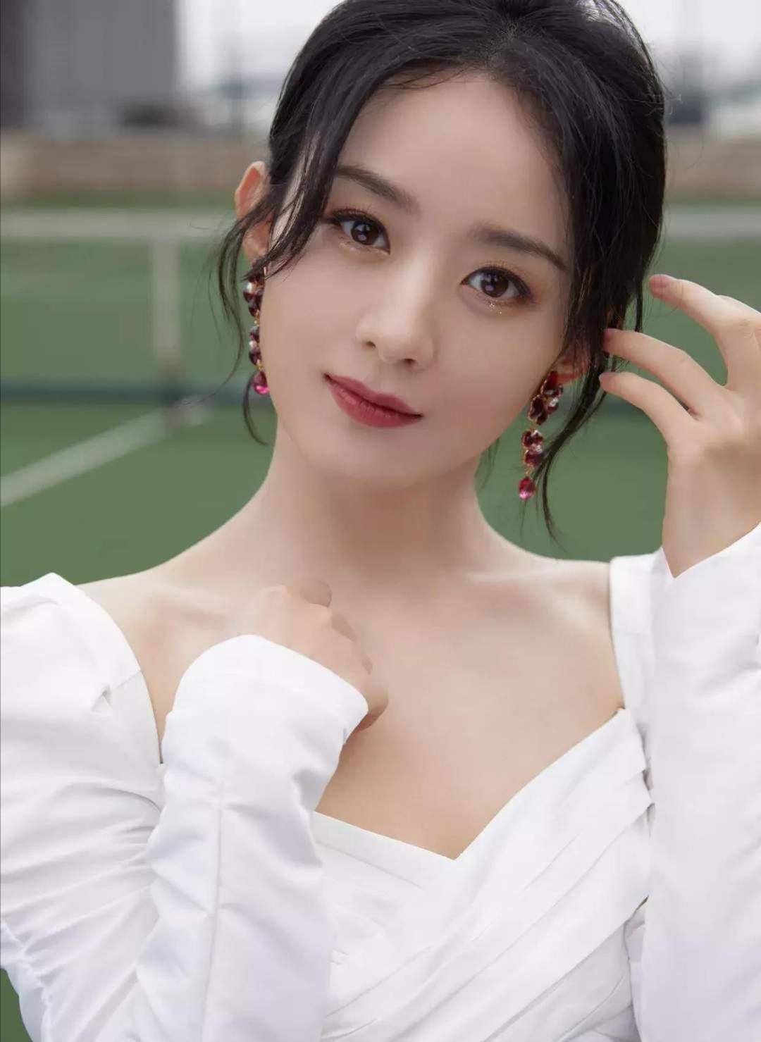 赵丽颖的发带有个性吧,发带飘飘然,美吧