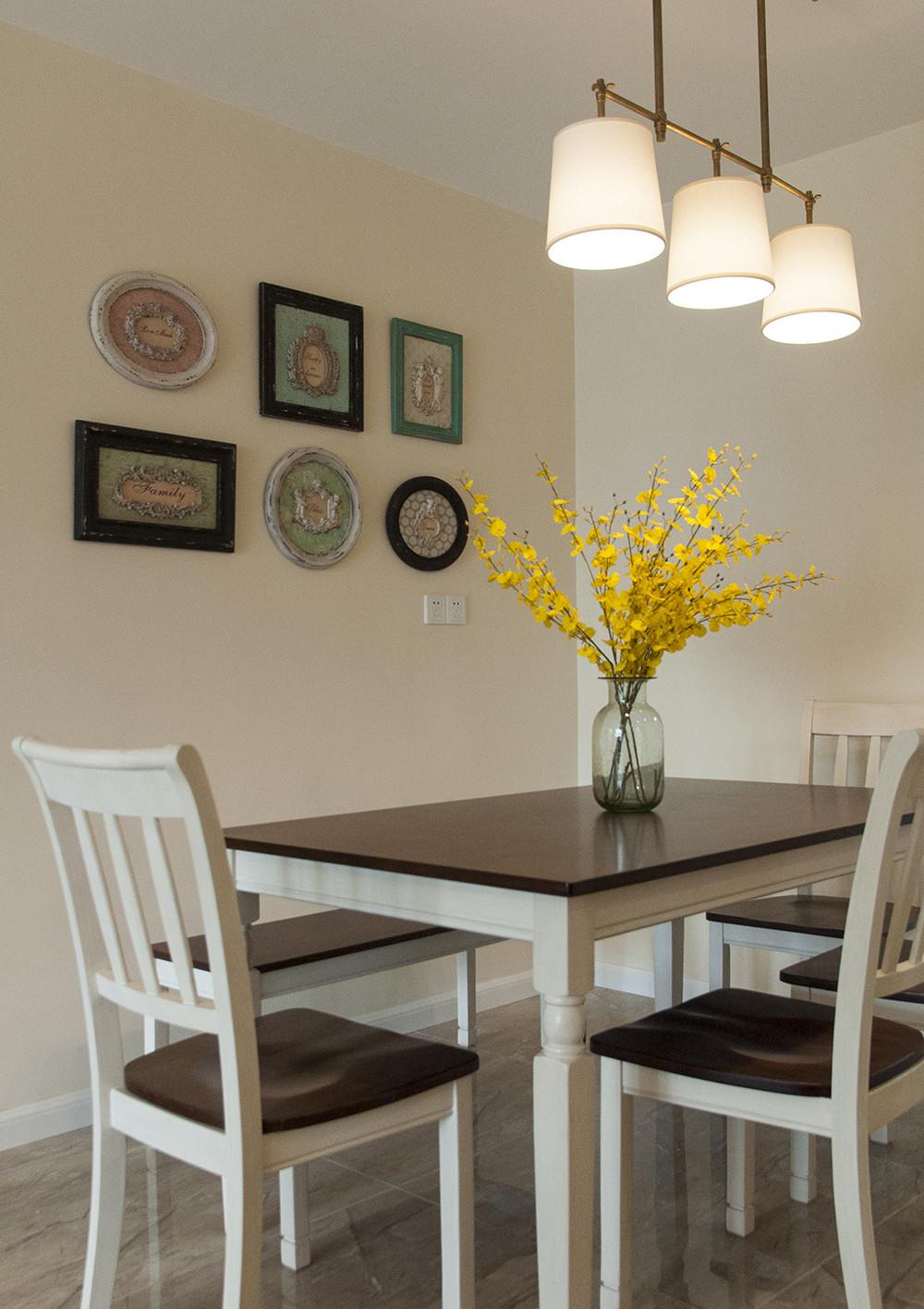 简易的餐桌椅却也挺实用的