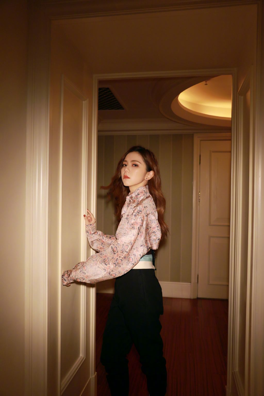 29岁邓紫棋这身搭配尽显身高,大长腿足足有一米七