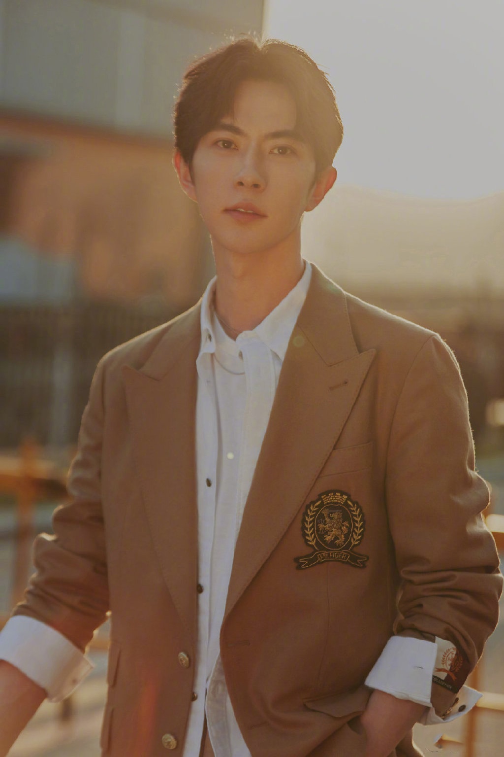 于朦胧写真照来袭!身穿驼色休闲西装搭配白色衬衫,干净帅气