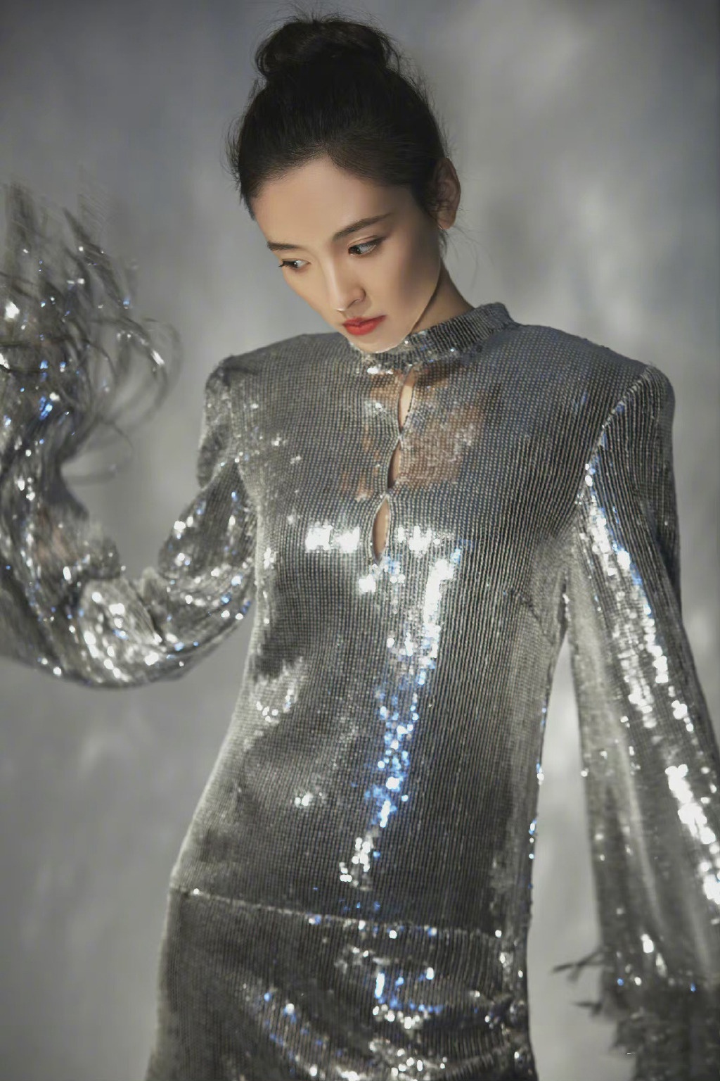 吴倩身着银色亮片流苏裙,高级优雅,完美演绎冷酷气质_高清图集_新浪网