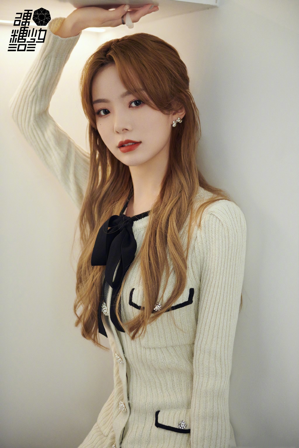 陈卓璇身穿针织连衣裙亮相活动现场,珍珠纽扣点缀增添法式风情
