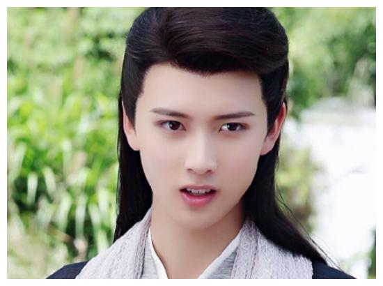 部里面大家熟悉的面孔,比如饰演镜心的孙艺宁和饰演十四王爷的王浩歌