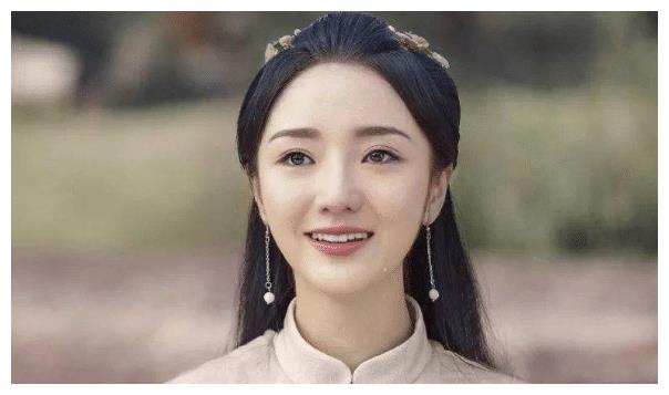 随后就出演了个人第1部《煮妇神探》影视作品,从而正式踏入演艺圈生涯