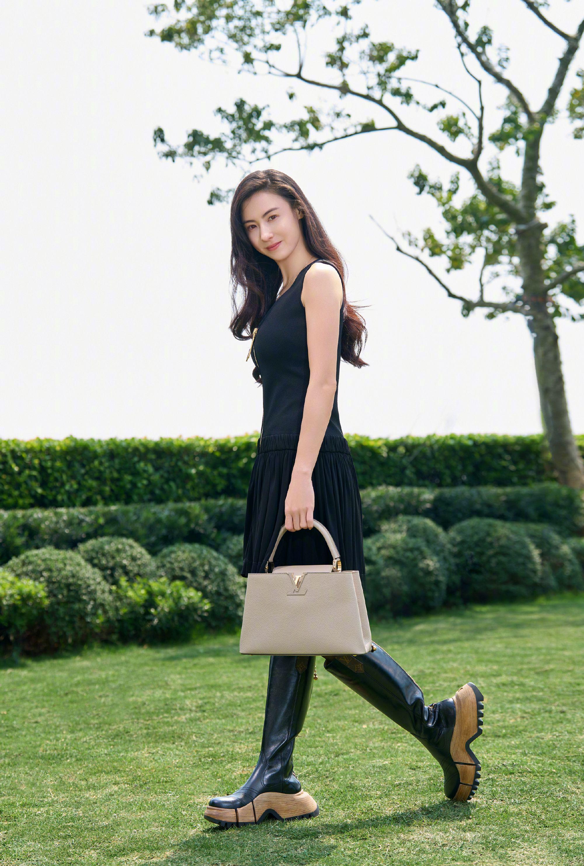 张柏芝春日时尚大片曝光,黑色无袖连衣裙 齐膝高筒靴搭隔调满满__财经