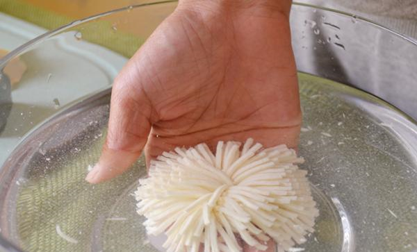 就看见中国也是把豆腐切成了花的形状,但是这朵花可比日本的要精致多