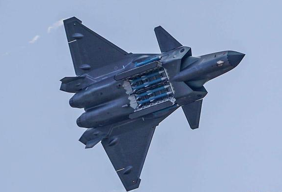 歼10只挂载4枚导弹歼20挂6枚为何挂弹数量少