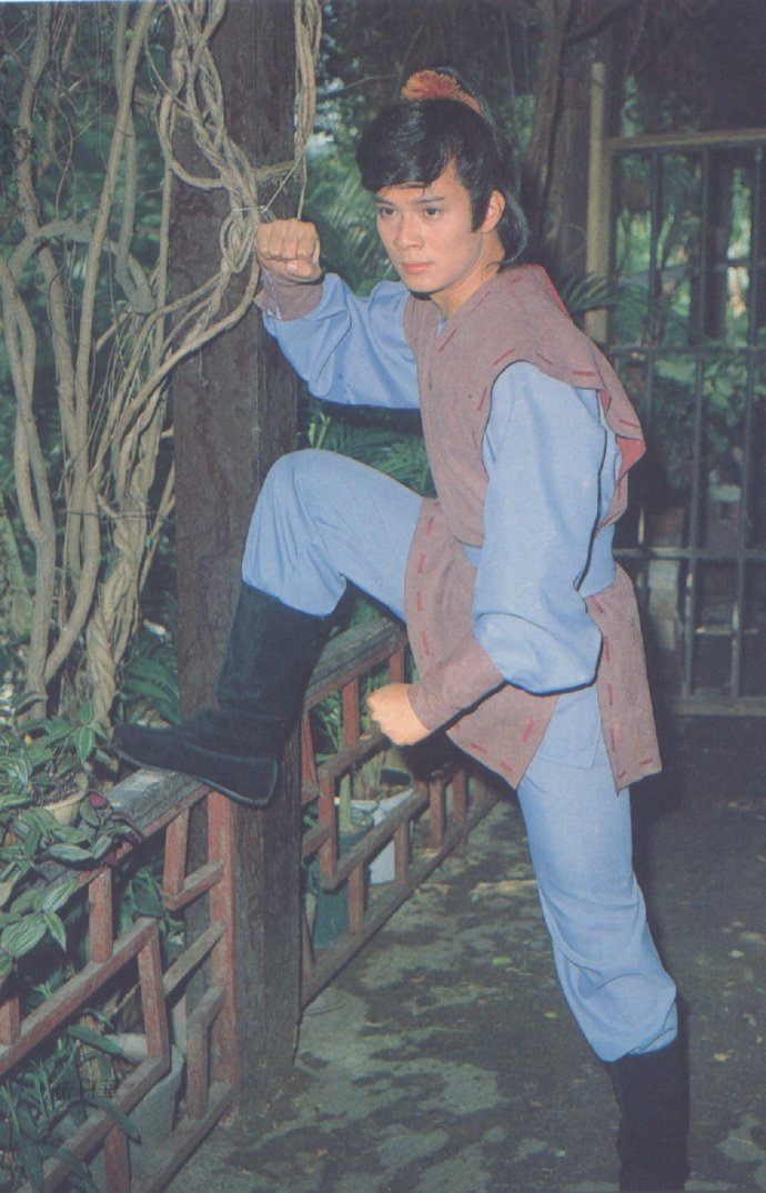 83版射雕幕后剧照:郭靖练武集锦,这是降龙十八掌的分解动作吗