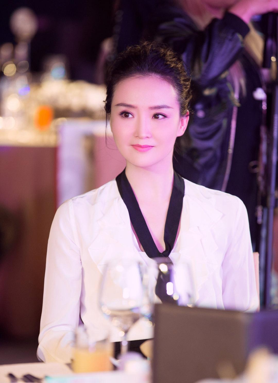 王艳才是真女神,衬衣搭配阔腿裤简约但不失气场,不愧最美晴格格