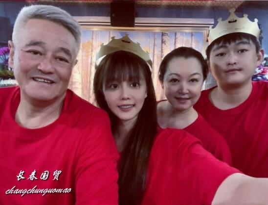 赵本山全家福照曝光一家四口同框画面温馨幸福