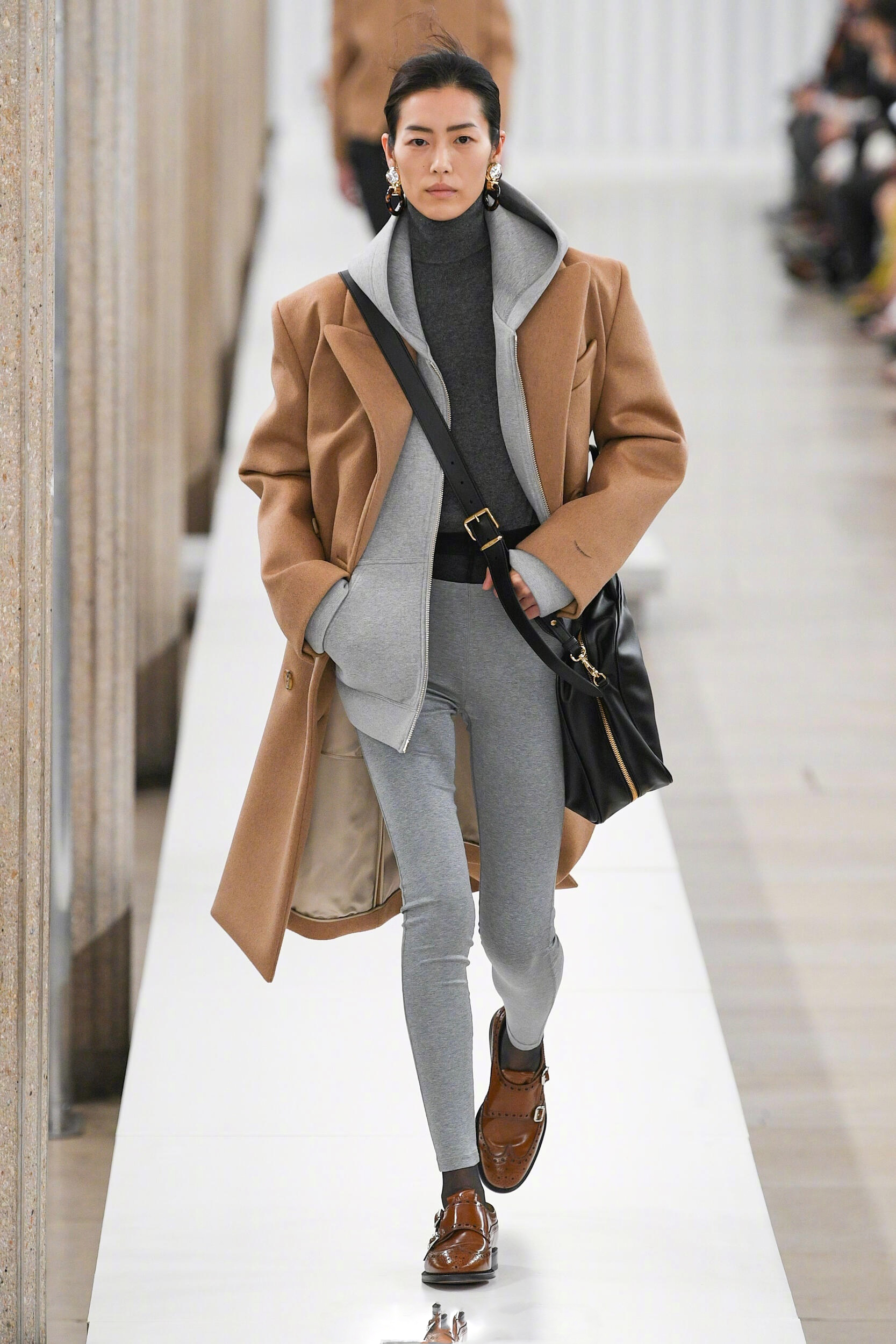 刘雯又闪现miu miu秀场,时隔14年再度为品牌走秀_高清图集_新浪网