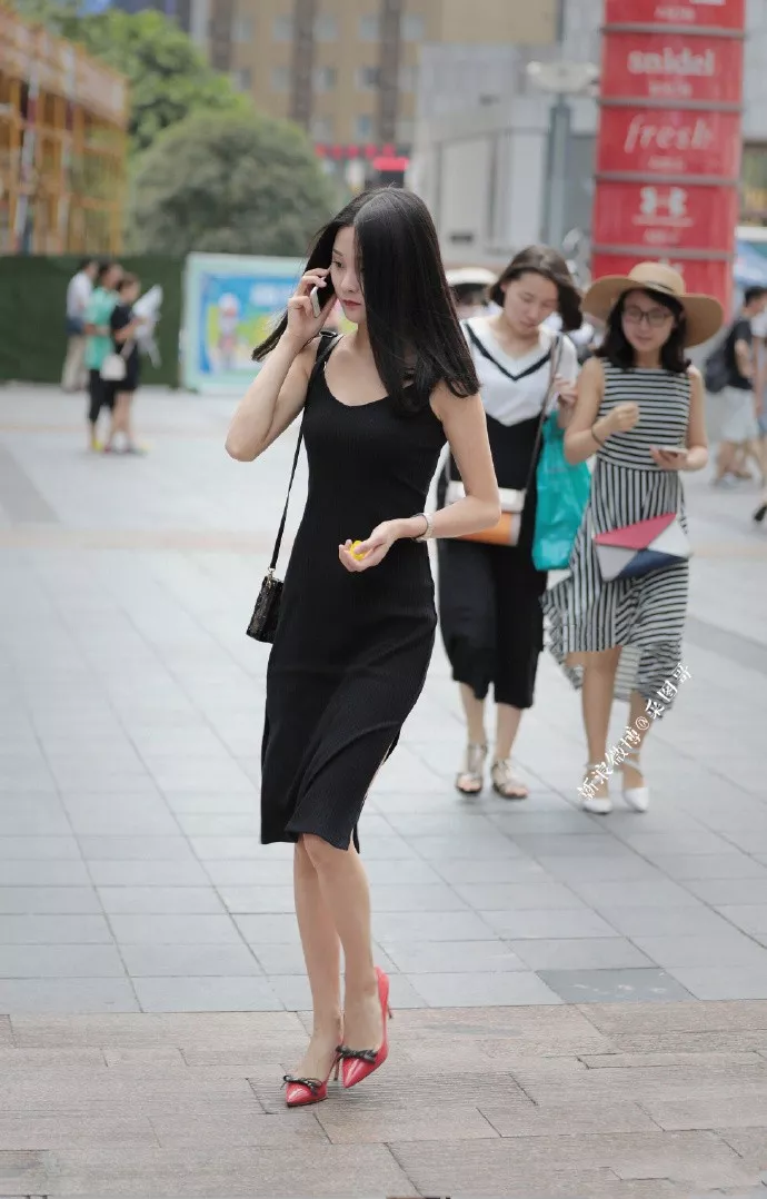 街拍时尚高跟鞋搭配连衣裙优雅气质添韵味