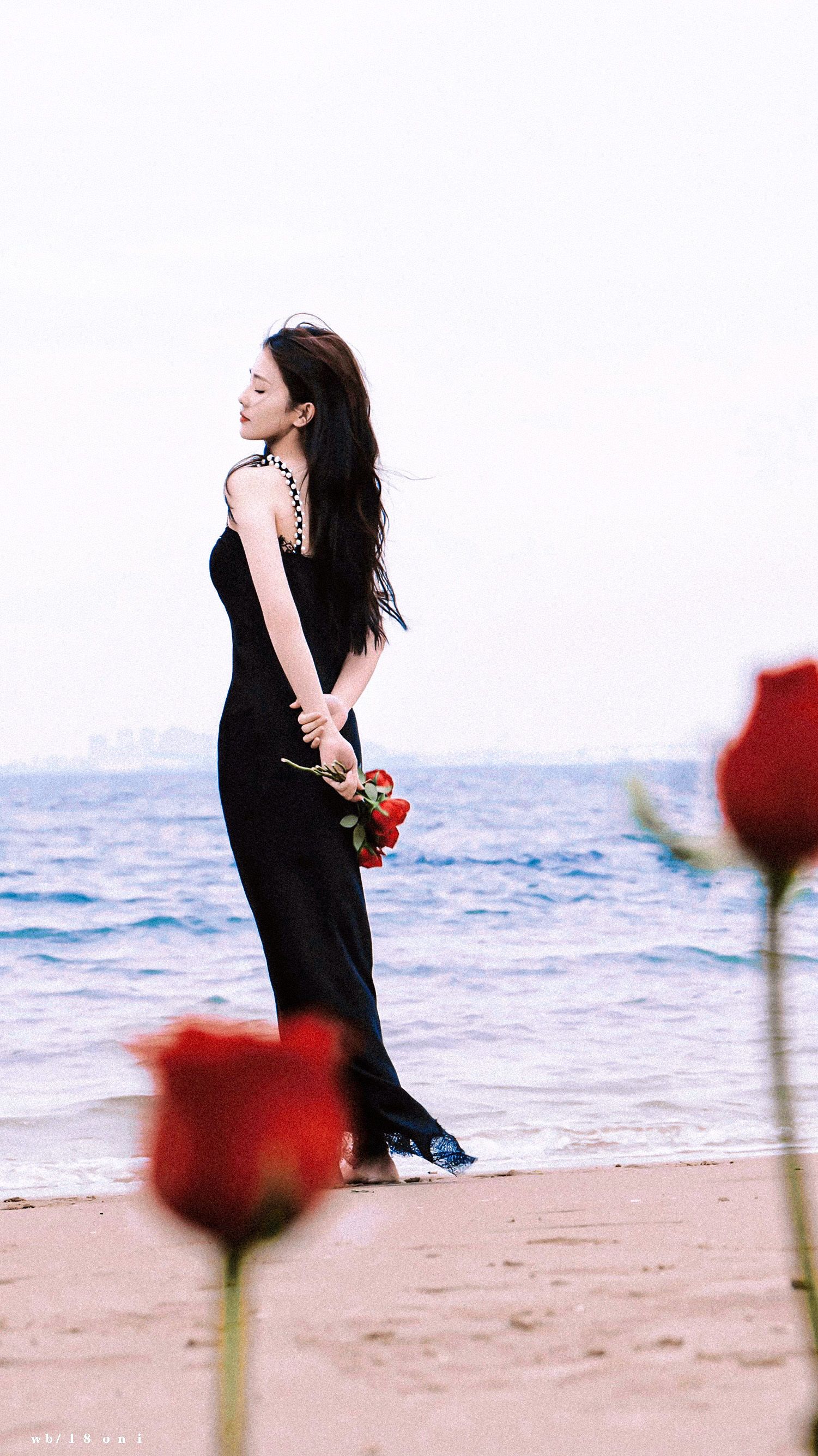 穿连衣裙在海边拍写真,长发飘飘身材线条好养眼