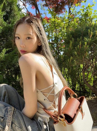 少女时代成员泰妍发照露纤腰美肌秀身材